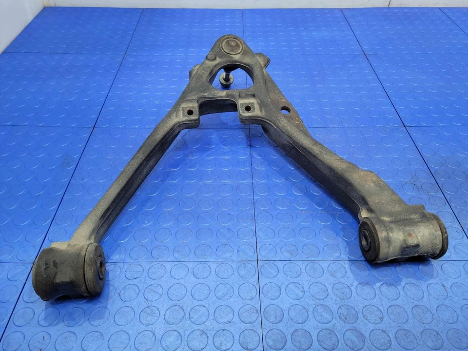 Brazo de control inferior delantero de hierro fundido GM Tahoe Yukon Avalanche lado derecho del pasajero Foto 2 de 4