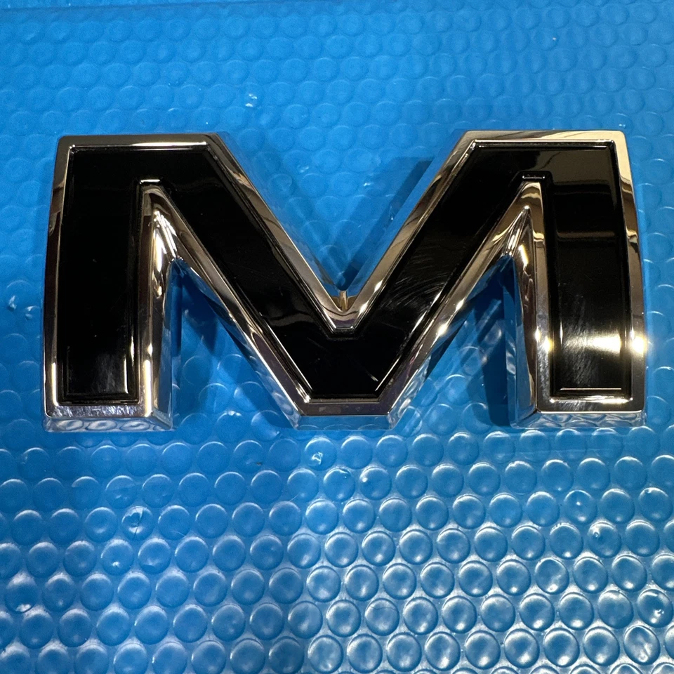 GMC 2022-25 parrilla emblema trasero cromo negro Foto 4 de 4