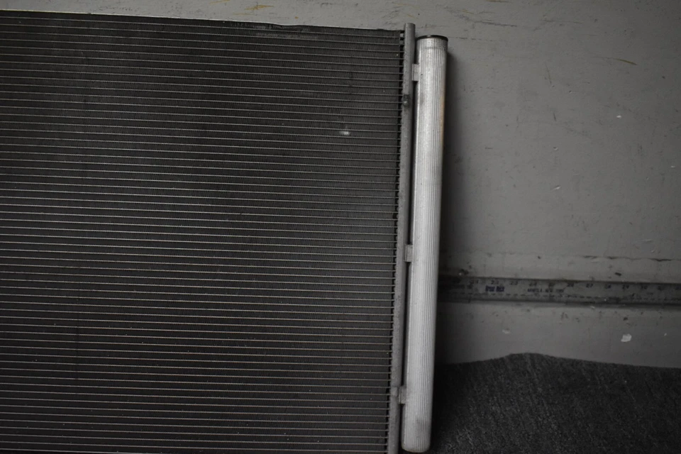 Mercedes Benz C63 AMG S 2015-2020 base radiador OEM de fábrica Foto 3 de 4