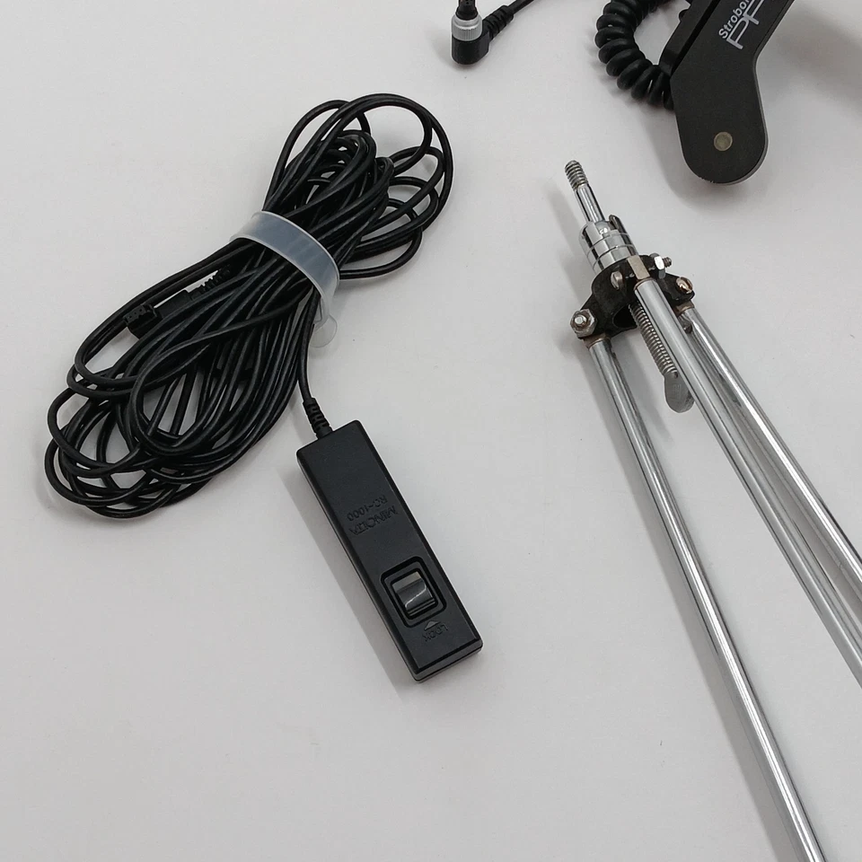STROBOFRAME CAMERA FLIP FLASH BRACKET + Various Minolta Accessories - Image 2 of 4