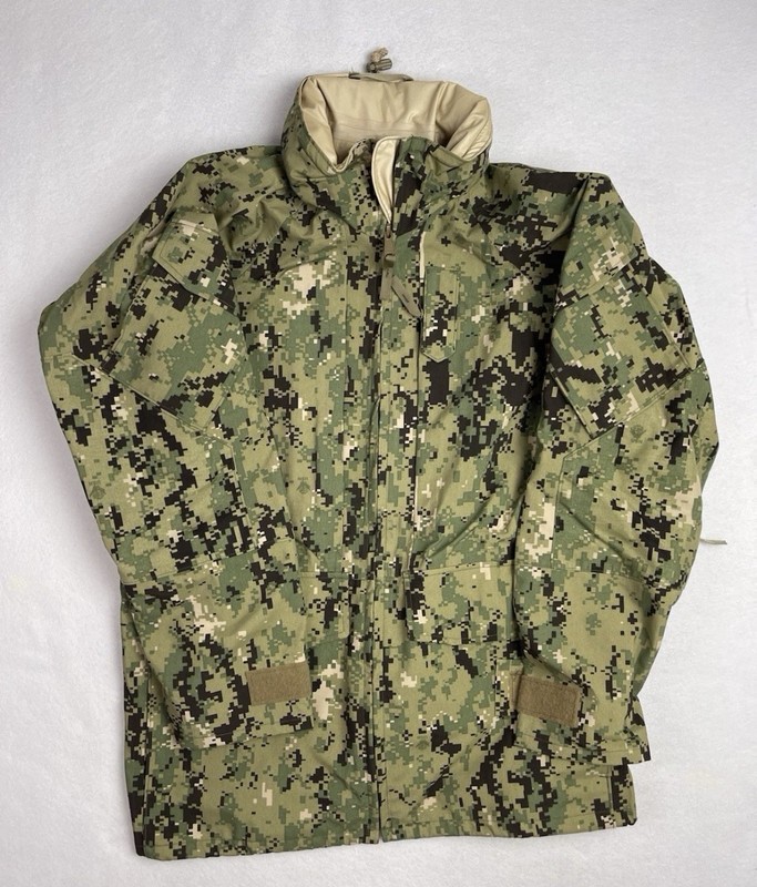 USGI Navy Type III Parka Working Men’s Small Regular Green Digital Camo NWOT