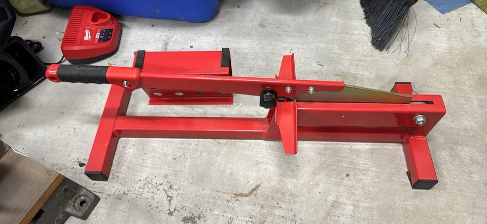 ROBERTS 10-35 Laminate and Vinyl Plank Cutter, 8, Red - Image 2 of 4