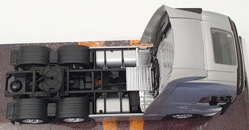 Welly 1/32 Scale Model Truck 32690L - Volvo FH - Silver - Image 4 of 4