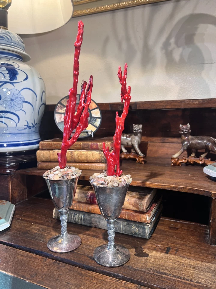 Juego de dos copas figurativas vintage plateadas con coral sintético rojo hechas a medida Foto 3 de 4