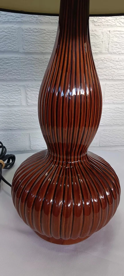 Lámpara moderna de mediados de siglo doble calabaza marrón rica con pantalla de lino negro Foto 2 de 4