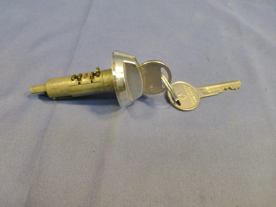 Cilindro de bloqueo de guantera 1970-1972 NOS con llaves Plymouth Cuda AAR Barracuda Fury Foto 4 de 4