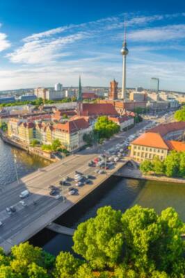 Vertikale Luftaufnahme der Berliner Skyline mit dem berühmten Fernsehturm und de