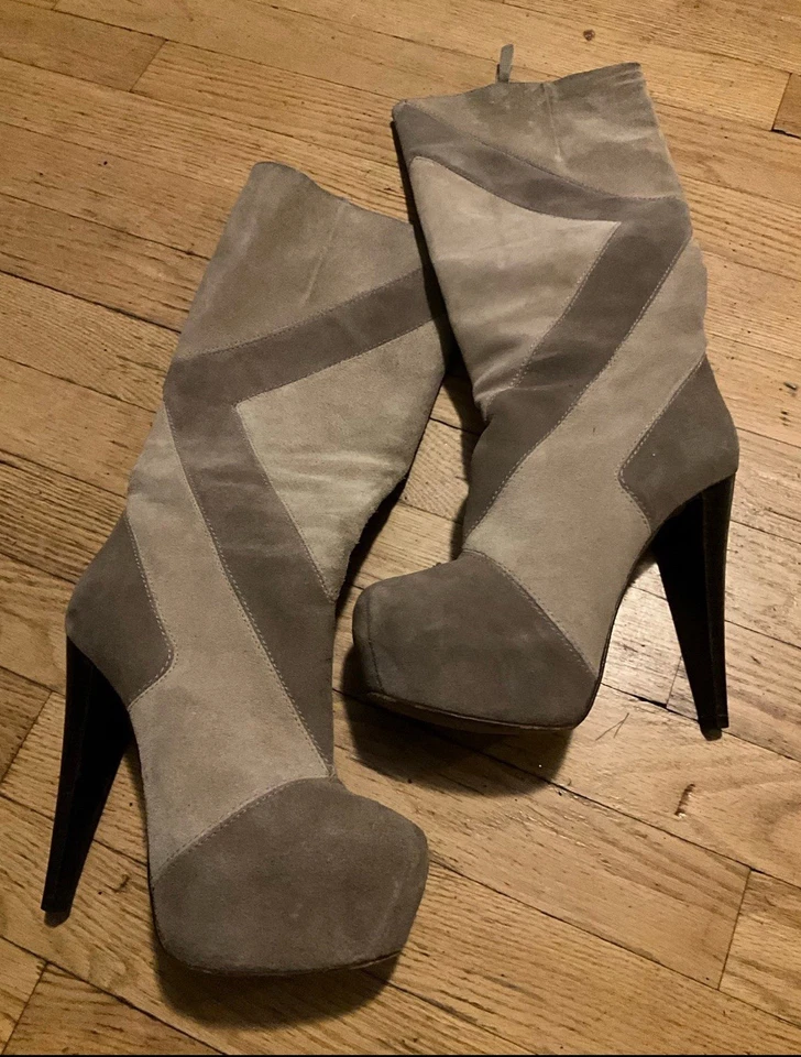 Botas Alice & Olivia Gamuza Hasta la Rodilla Geo Patchwork Talla 7 (37.5) Foto 3 de 4