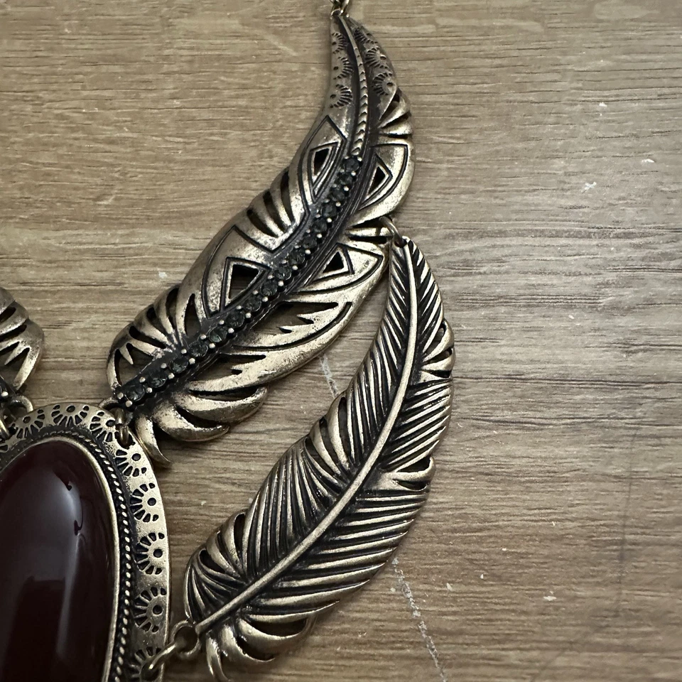 OLIVIA WELLES Pluma Babero Collar Borgoña Foto 3 de 4