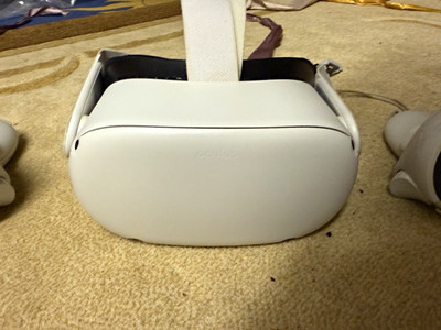 Meta Quest 2 VR-Headset mit 2 Controllern, einer ist außen beschädigt