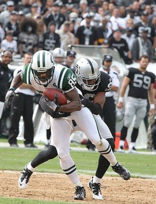 Wide Receiver Derrick Mason New York Jets has a long gain against - Old Photo 8