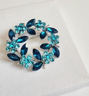 Brosche Kristall Blumen Heiligenschein 4,3 cm silberfarben blau Damen Anlass Geschenk Weihnachten 