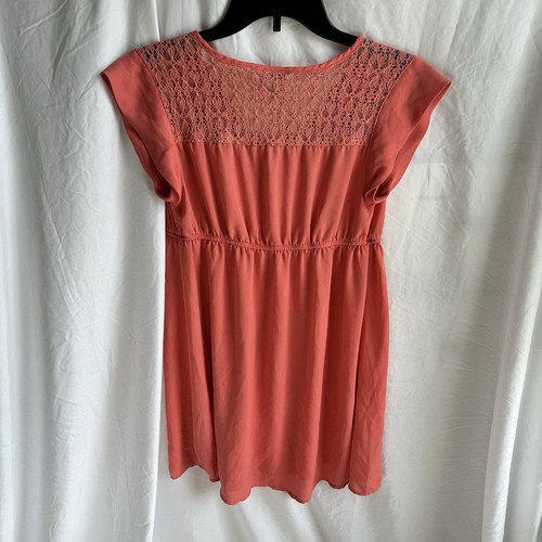 Liz Lange Maternity Peach Colored Short Sleeve V-Neck Blouse with Lace Size XS - Picture 3 of 3