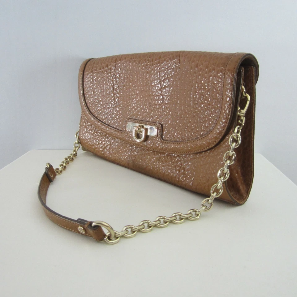 Bolso de mano sin asas de cuero granulado marrón DKNY con asa de cadena dorada Foto 3 de 4