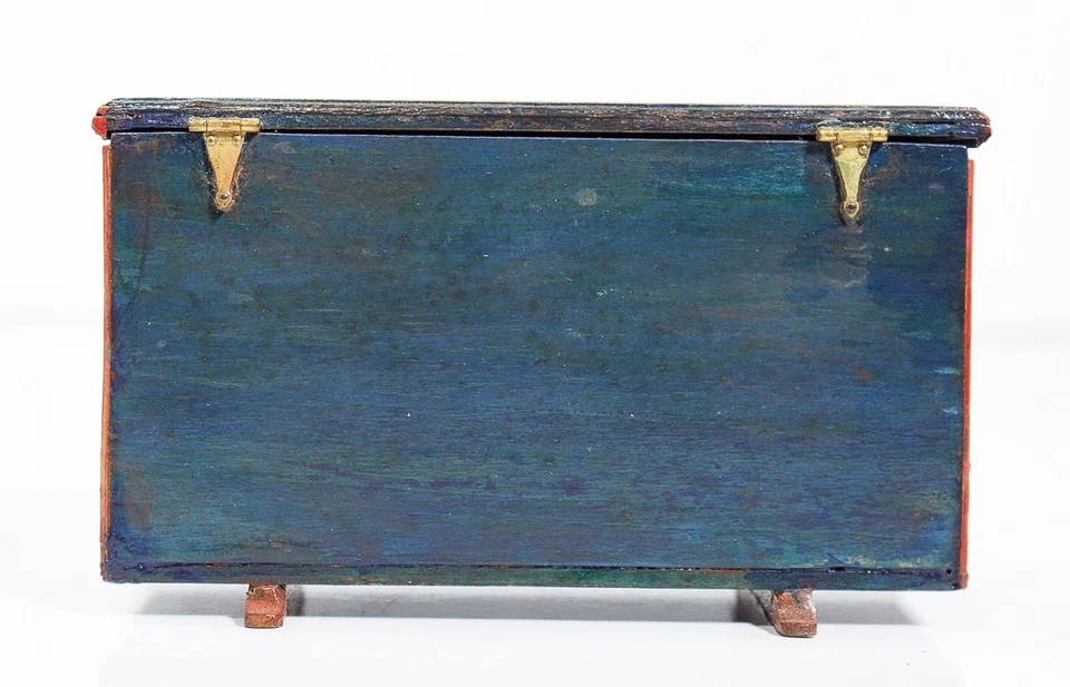 Cofre manta de madera vintage pintado a mano para casa de muñecas miniatura firmado por artista RARO Foto 3 de 4