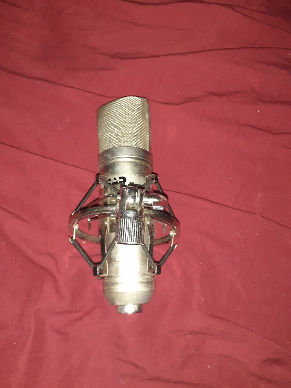 Microphone perfect for podcasting and voice recording-image