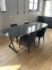 tavolo marmo Maxalto modello pathos con 4 sedie maxalto in tessuto grigie 