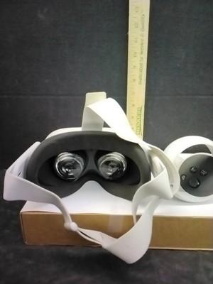 META QUEST 2 VIDEO GAME WHITE  HEADSET AND CONTROLLERS 