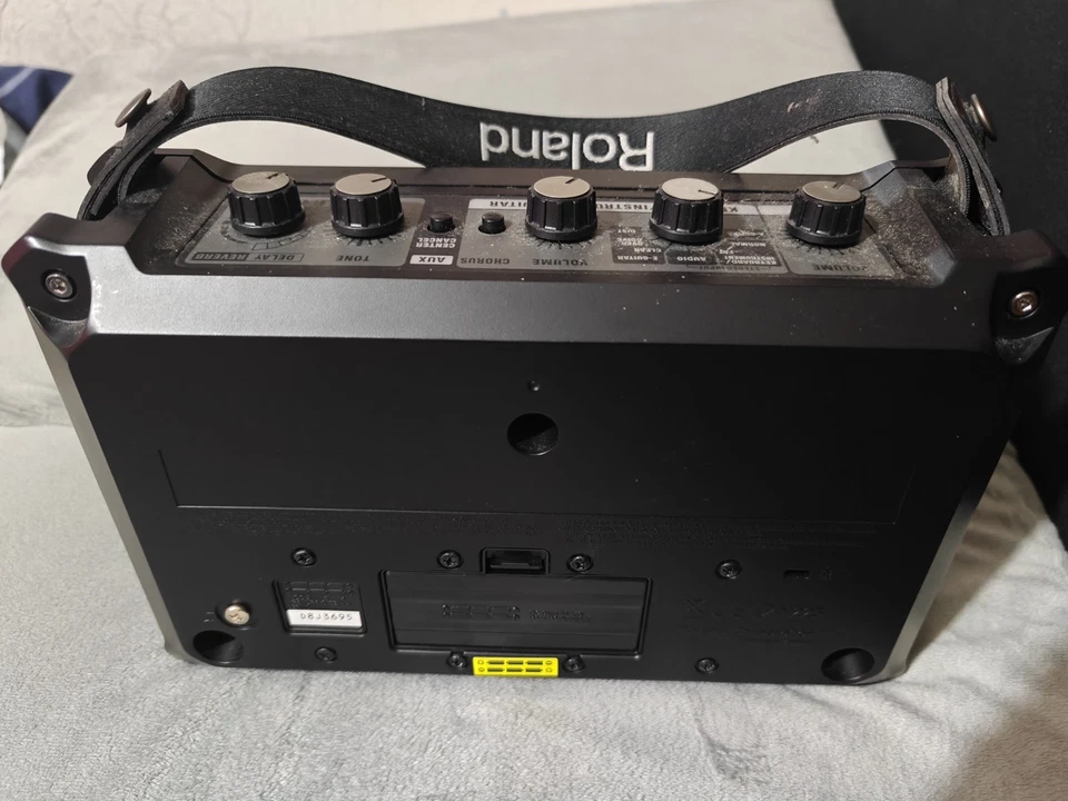 ROLAND Mobile Cube Battery Powered Portable Stereo Amplifier - Image 2 of 4