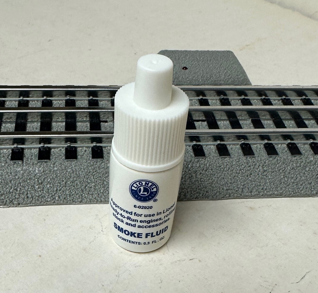 FOUR BOTTLES OF LIONEL SMOKE FLUID train steam engine diesel drops (4) 6-02920