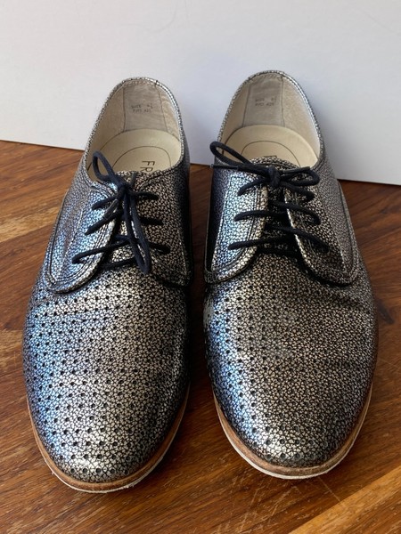 FRANKIE4 Womens Shoes Flats Brogues Suze Pewter Metallic Punch Comfort Size 8.5