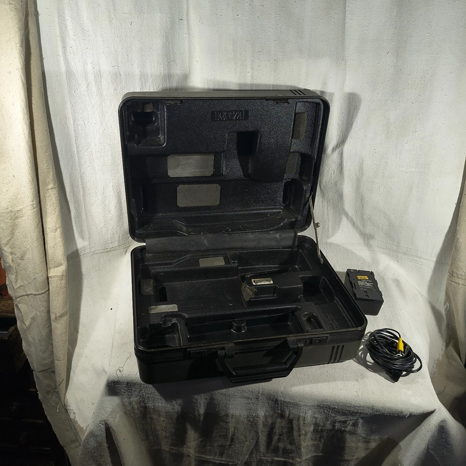 Vintage 1988 RCA CC310 Vhs Camcorder Pro Edit W/ Battery Untested* In Case  - Image 3 of 4