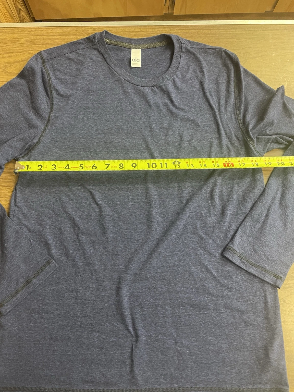 alo-yoga black heathered long sleeve shirt