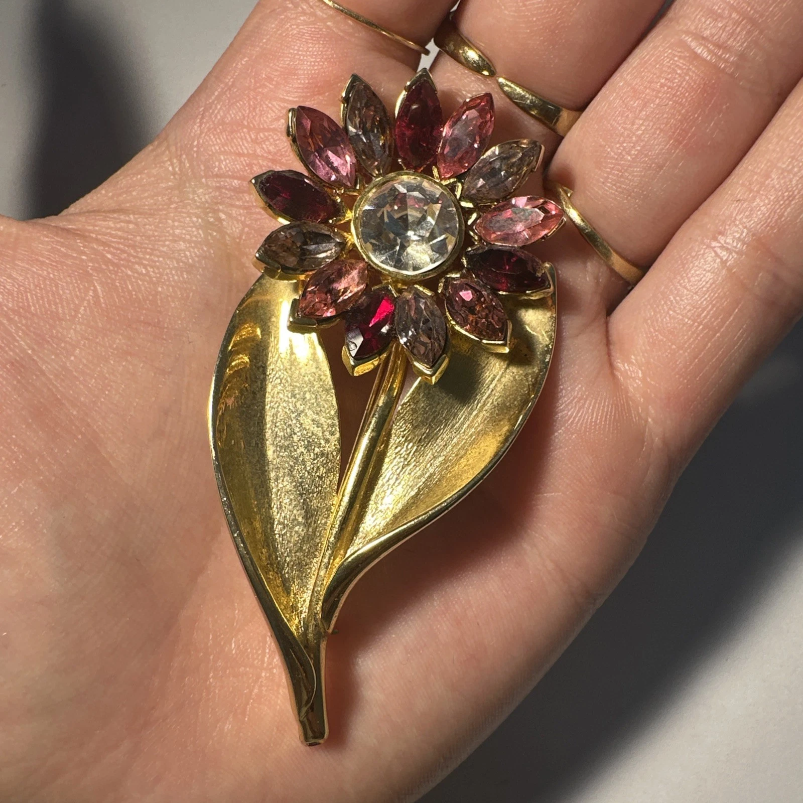 Broche Fleur Dorée À Strass Rouge, Rose, Violet Et Blanc Bijoux Fantaisie