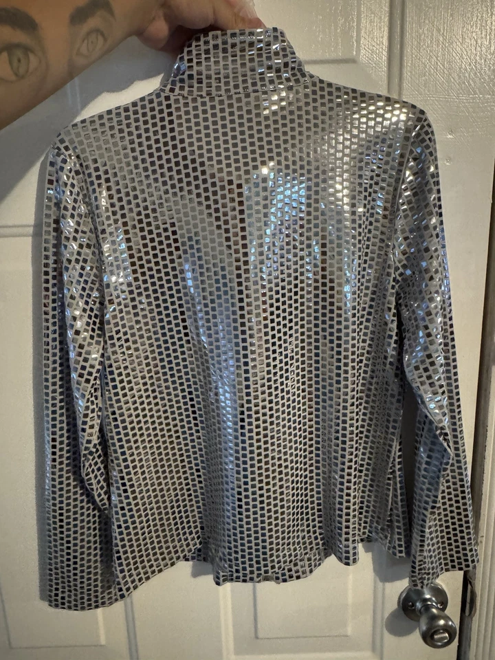 Chaqueta Lisa International para mujer talla Pm plateada ligera. Bonito usado Foto 2 de 4