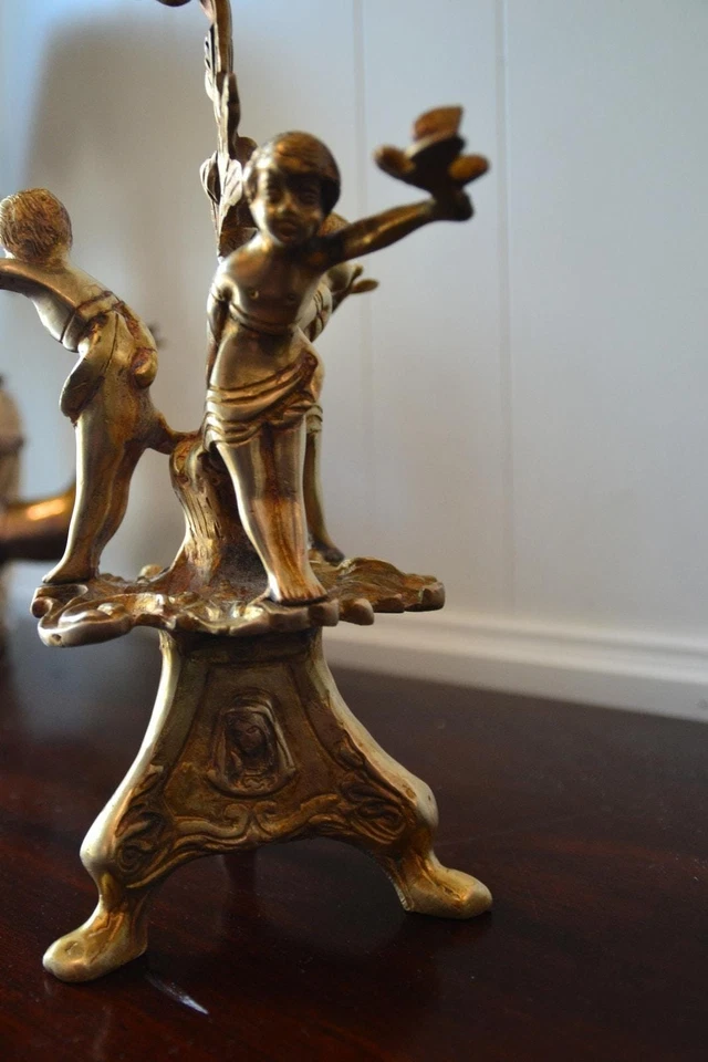 Antiguo candelabro francés siglo XIX bronce con querubines palomas Foto 3 de 4