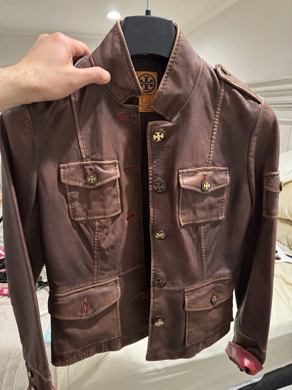 Giacca di pelle marrone di ispirazione militare Tory Burch