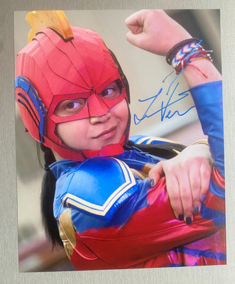 IMAN VELLANI ''Ms. Marvel'' In-person signed Foto 20x25 Autogramm