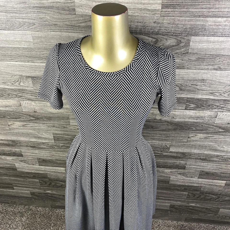 Vestido camisero plisado estampado negro/blanco cuello redondo LULAROE para mujer talla mediana Foto 3 de 4