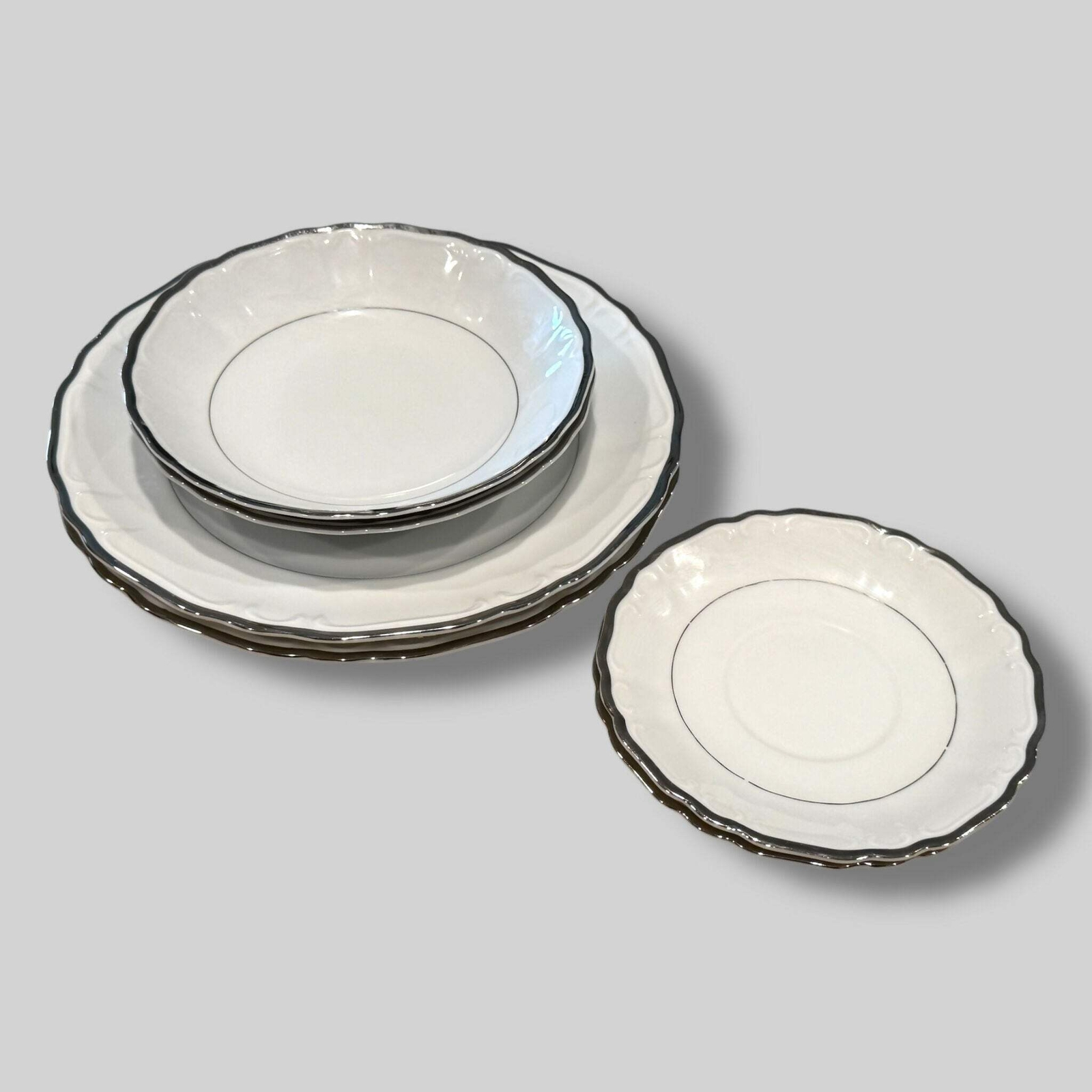 Harmony House Silver Sonata 6-Piece Dinnerware Set in Excellent Condition