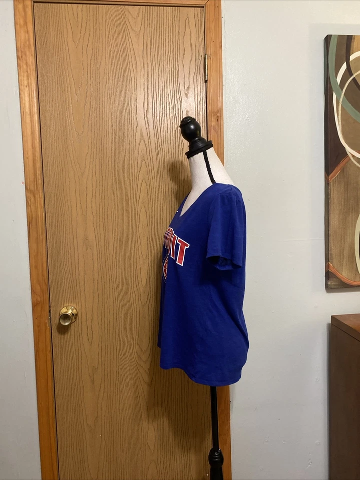 Nike "Detroit Pistons" Women's Medium Short Sleeve Graphic T-Shirt - EUC - Image 2 of 4