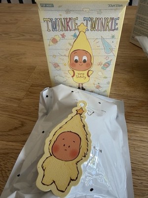 POP MART Twinkle Twinkle Twinkle Charakter Figur / Standee im gelben Kostüm