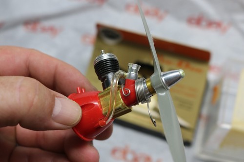 Vintage NOS Cox Tee-Dee .020 model airplane engine w/ plastic display case NICE - Picture 5 of 9