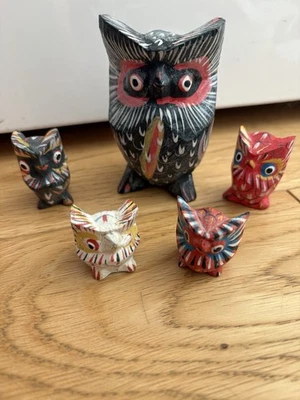 Lot de 5 figurines chouettes en bois peintes (certaines sont abîmées) - Photo 1/4