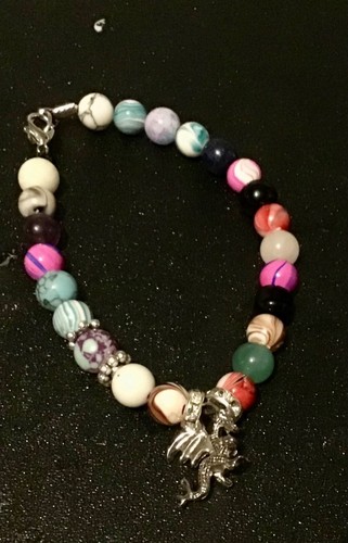 Mixed jewellery styles. - Picture 4 of 19