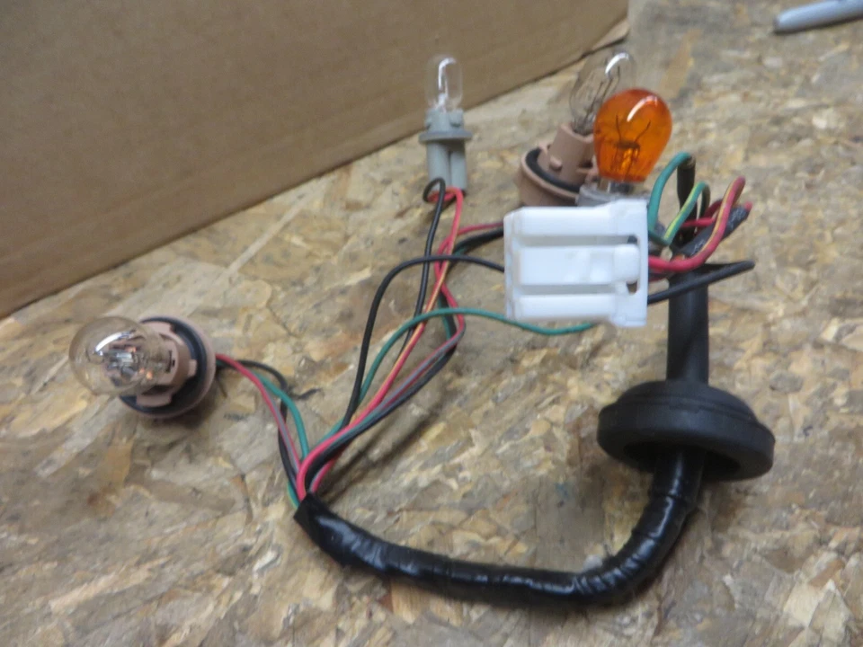 GENUINE MAZDA 626 2000-2002 TAIL LIGHT LAMP SOCKET HARNESS new OEM RH or LH - Image 3 of 3