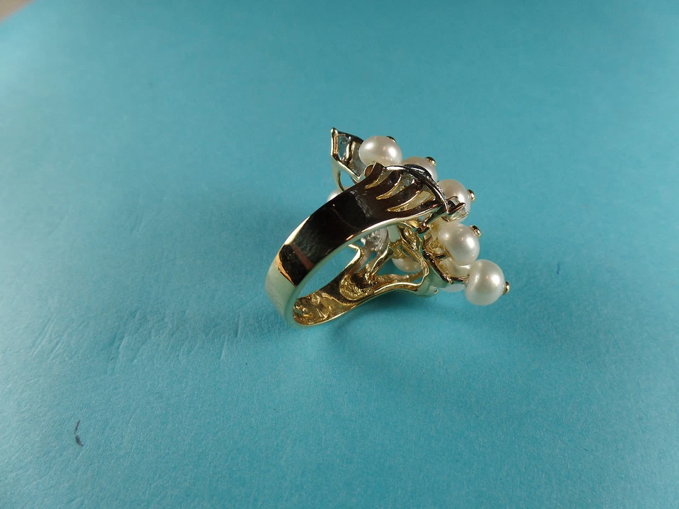 Lovely Ladies 14Kt, 2 Tone Pearl and Diamond Ring, Size 8. - Image 2 of 2