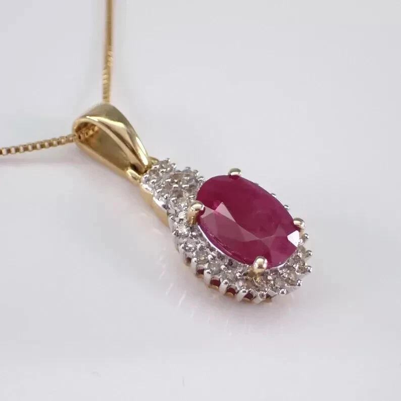 Colgante con halo de rubí rojo natural corte ovalado de 2 quilates de oro amarillo sólido de 14 quilates para mujer Foto 2 de 4