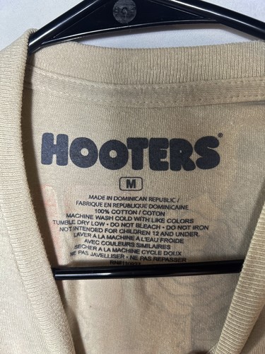 Camiseta Hooters Beige Talla Mediana Gráfica Delantera y Trasera Nueva Sin Etiquetas - Imagen 5 de 5
