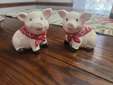 Vintage Pink Pigs Piggy Salt & Pepper Shakers Set