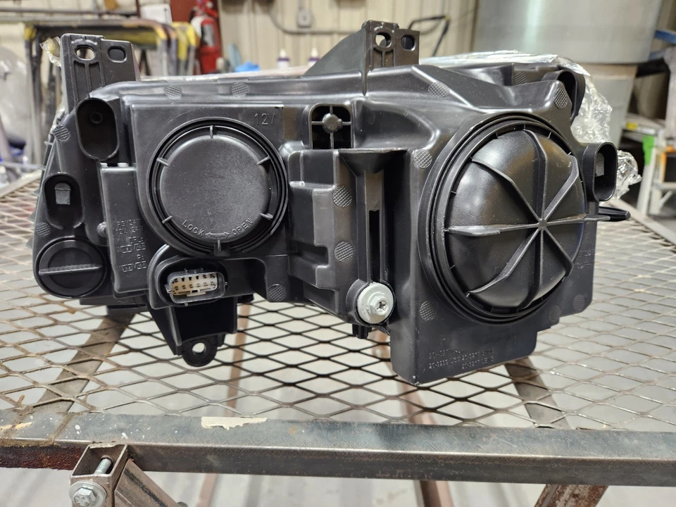 2012-2014 CHRYSLER 300 NEW CAPA AFTERMARKET RH BLACK XENON HEADLIGHT ASSEMBLY Foto 2 de 4