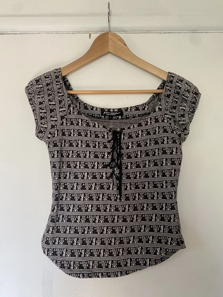 Винтажный топ 1990-х Betsey Johnson с логотипом B Is For Betsey с глубоким круглым вырезом S - Изображение 2 из 4