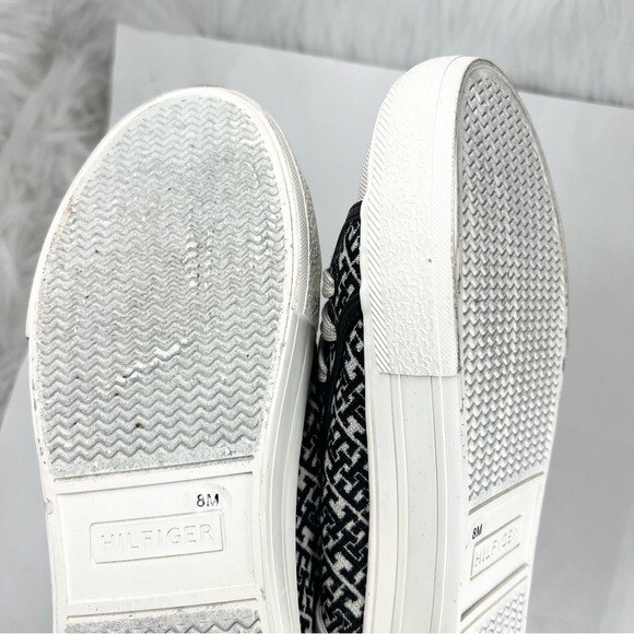 Tommy Hilfiger Women's Aquila Lace Up Sneakers Black Beige Logo Size 8M thumbnail 13