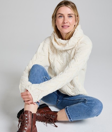 Superweicher klobiger natürlicher Wasserfallausschnitt-Pullover mit Zopfmuster - Bild 8 von 8