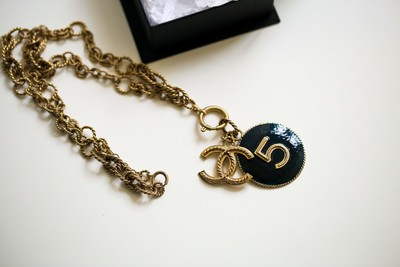 Sautoir Chanel en métal argenté à pendentif double C