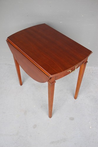 Antique Georgian style drop side Pembroke table 2 drop down leaves and drawer - Picture 2 of 8